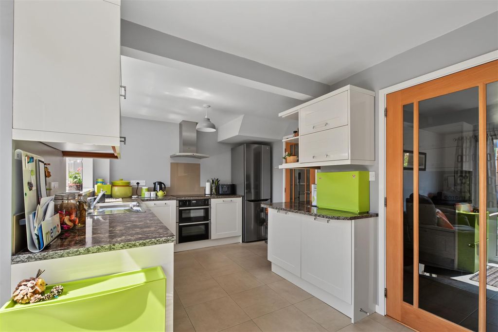 Property photo 3 of 20 Kitchen Diner_1.Jpeg