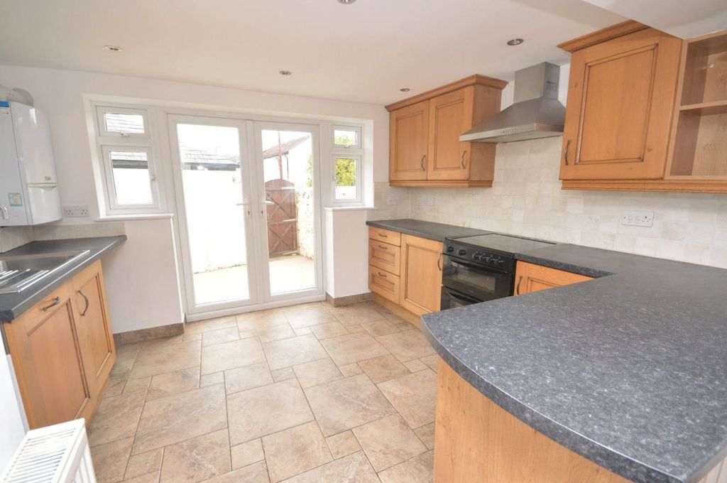 Property photo 3 of 19 Kitchen