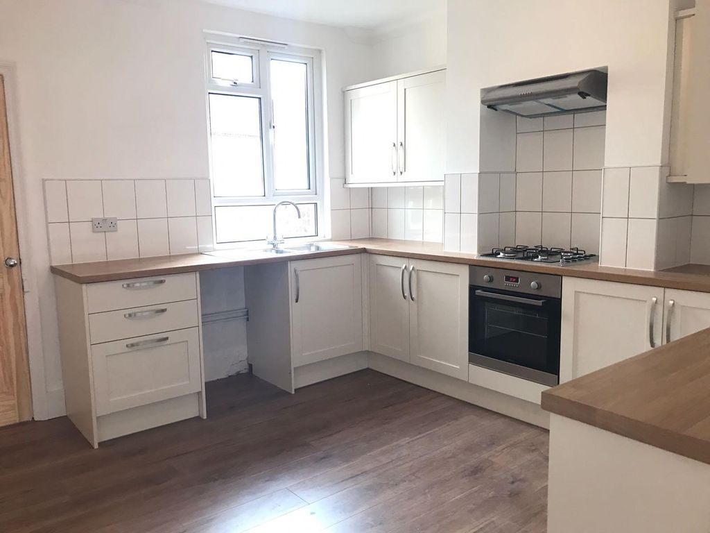 Property photo 2 of 8 Kitchen