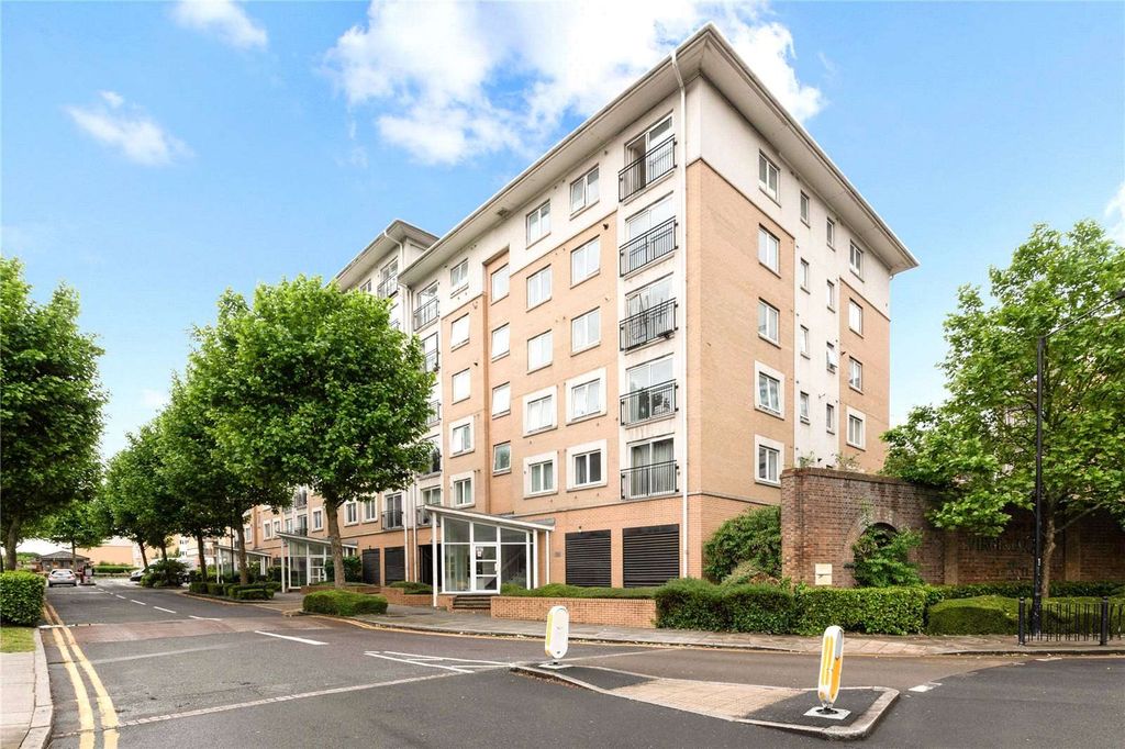 Property photo 1 of 16 2 Bed, 2 Bath Apartment | Settlers Court, E14