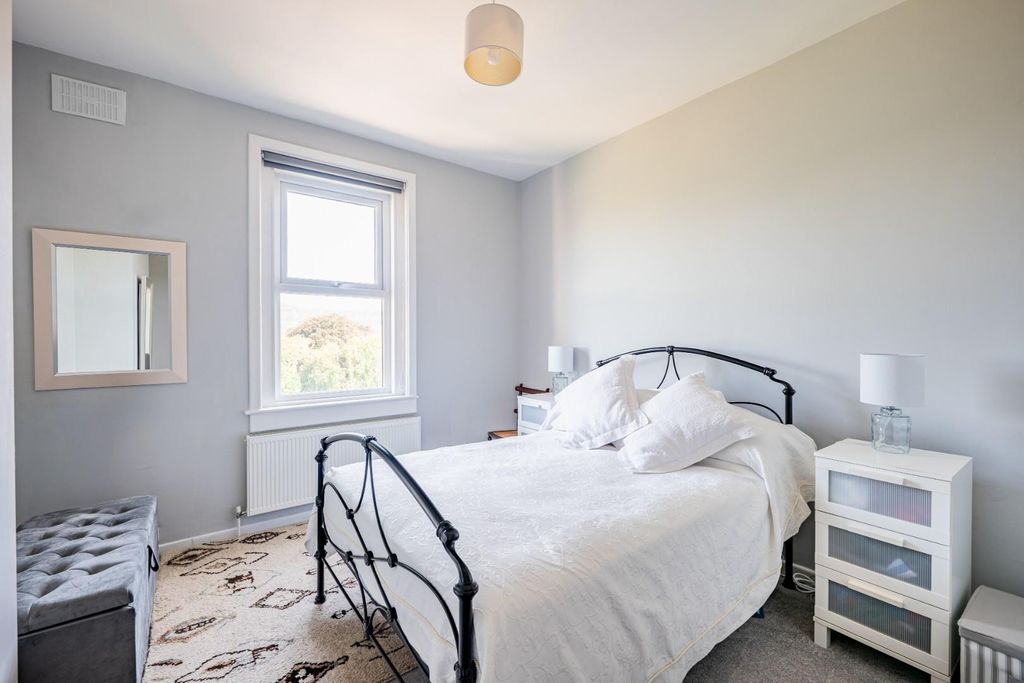 2 bed flat for saleLower Oldfield Park, Bath BA2 photo 5