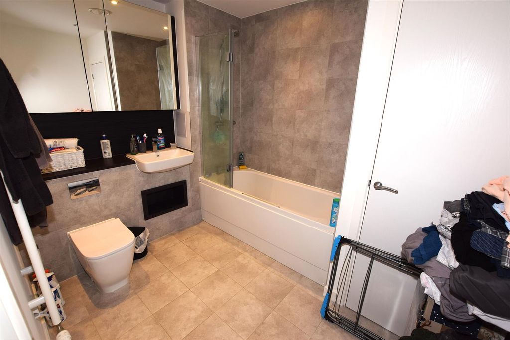 Property photo 2 of 13 Bathroom