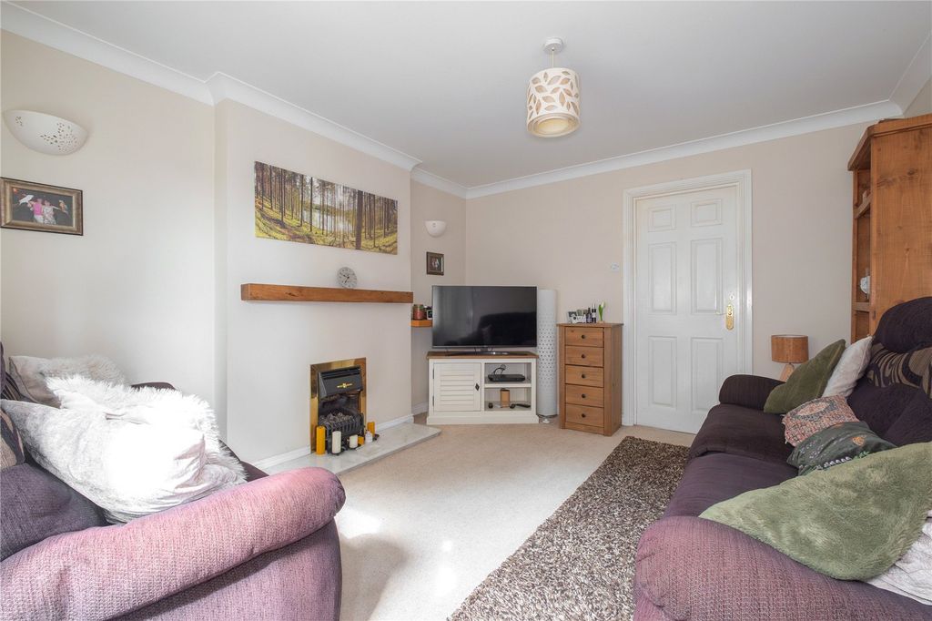 Property photo 2 of 17 Lounge