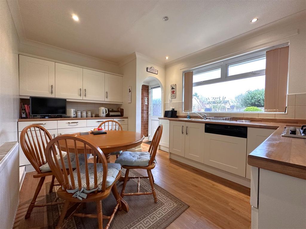 Property photo 2 of 17 Modern Dining Kitchen 809
