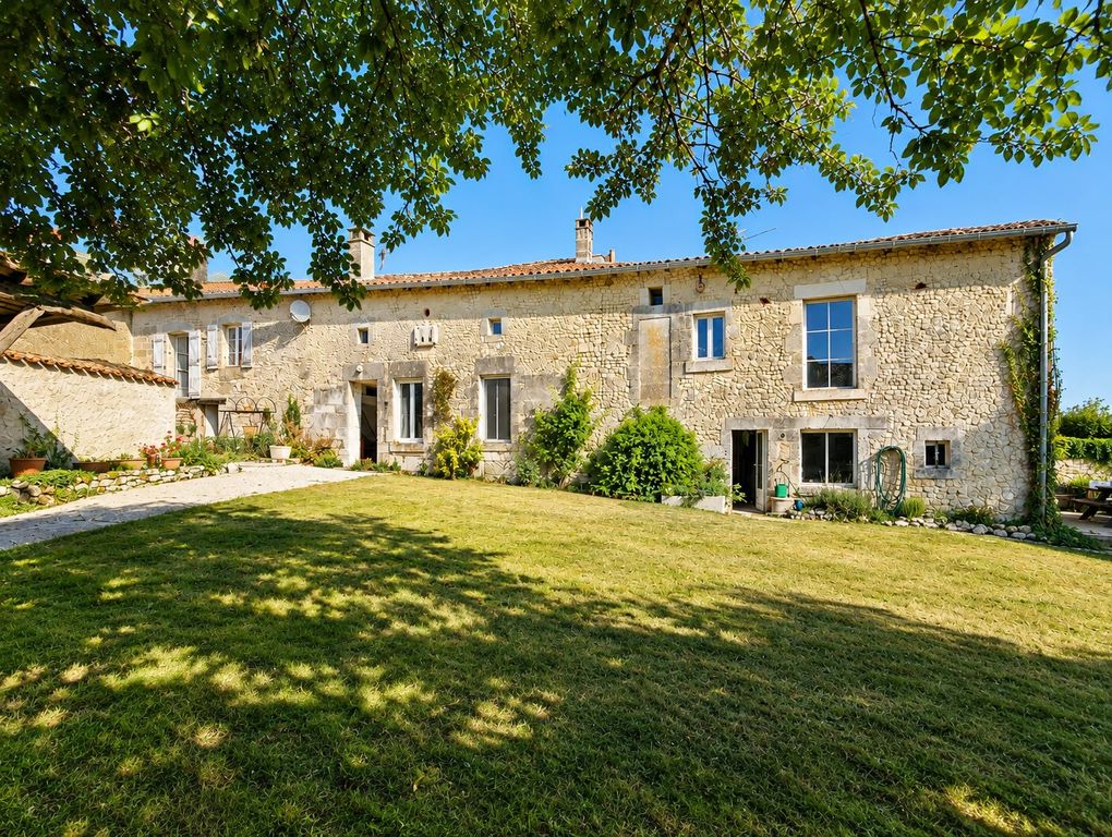 Property photo 1 of 7 Country House With Garden Between Barbezieux And Châteauneuf