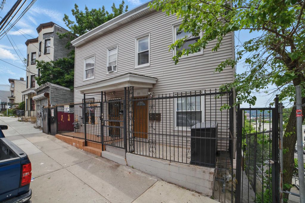 Property photo 1 of 2