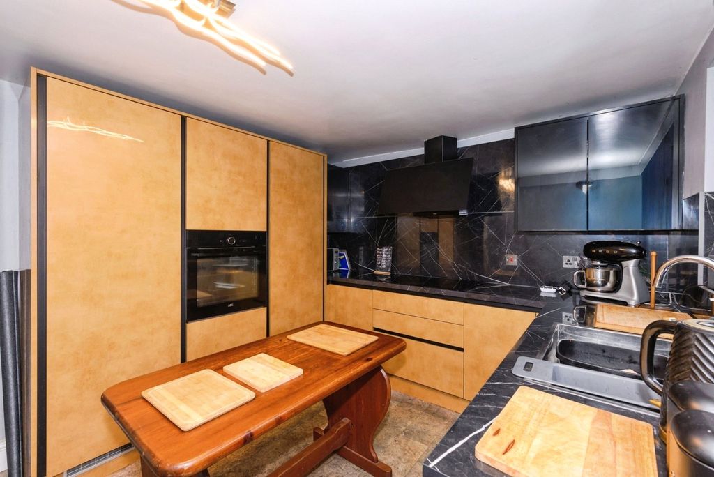 Property photo 3 of 11 Kitchen