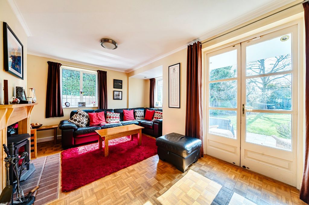 Property photo 2 of 32 Sitting Room