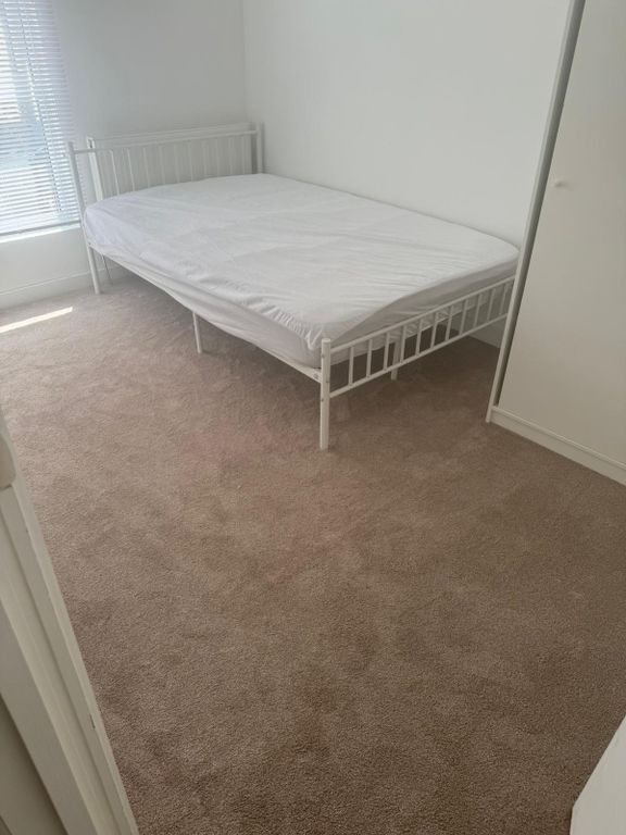 Property photo 2 of 7 A Bright And Clean Double Bedroom Featuring A Whit...