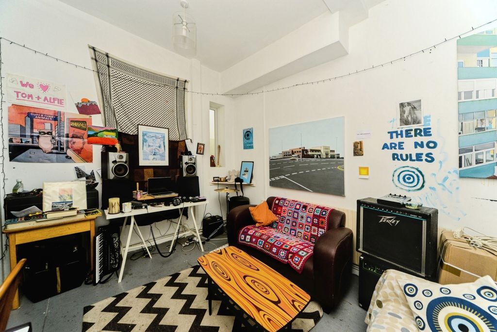 Property photo 3 of 20 Pbox-Img.Jpg