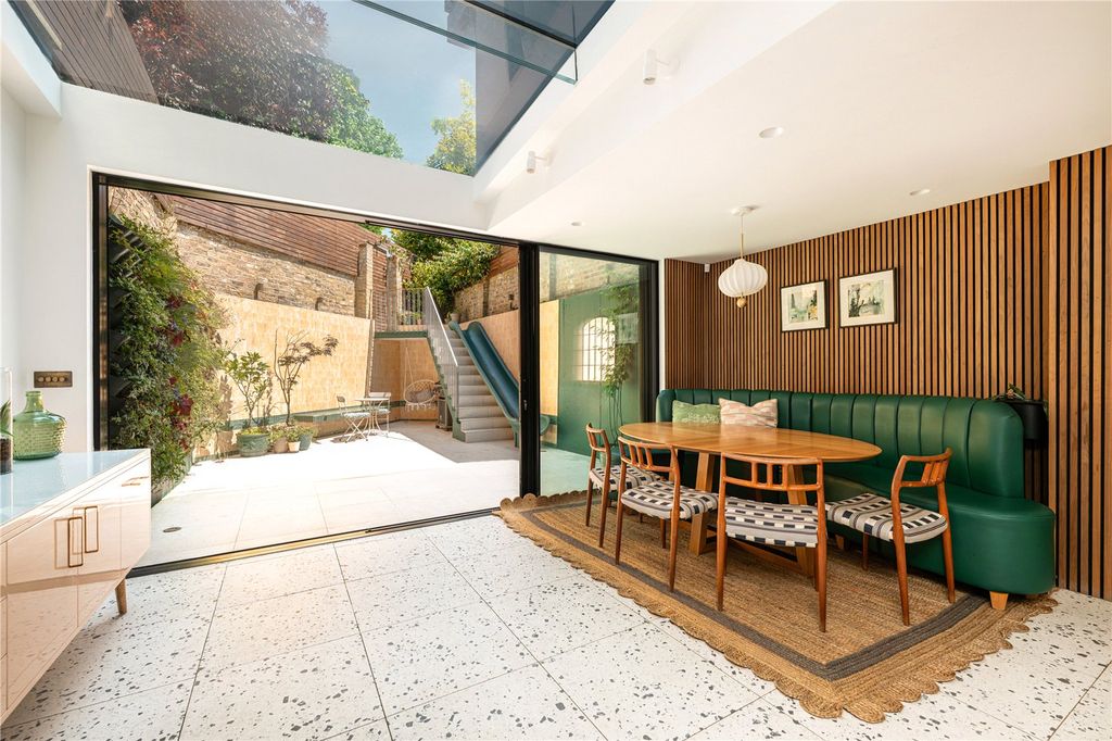 Property photo 3 of 31 Dining Area