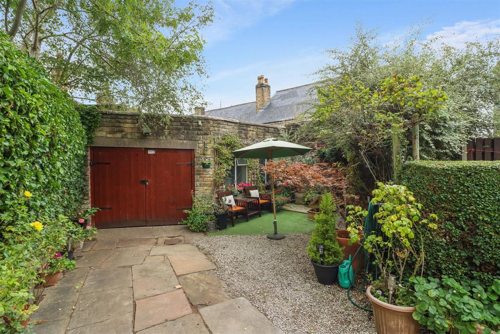 Property photo 2 of 30 Rear Garden