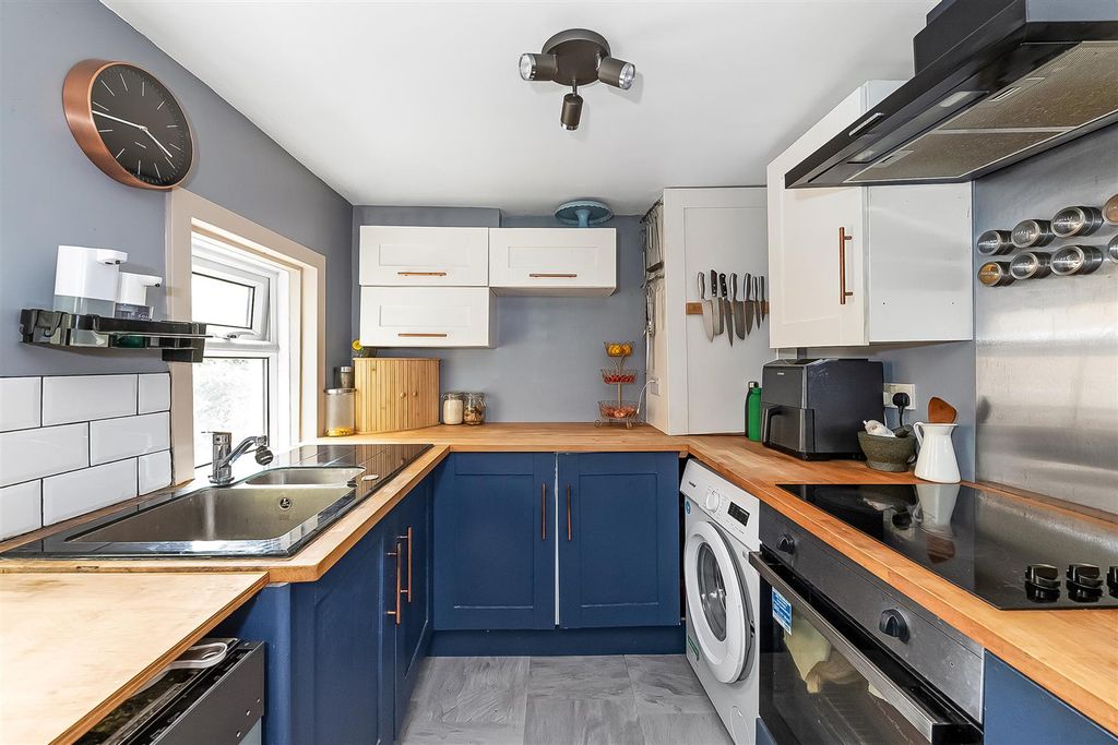 Property photo 3 of 14 Kitchen