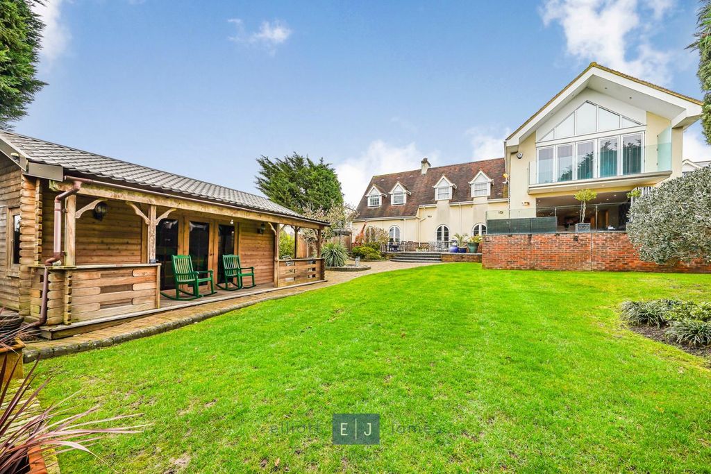 Property photo 2 of 39