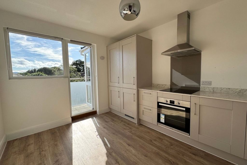 Property photo 2 of 10 Kitchen
