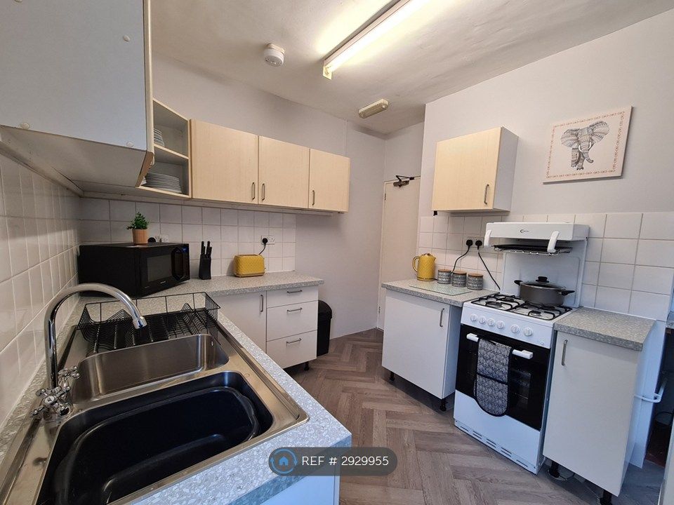 Property photo 3 of 8 Communal Kitchen