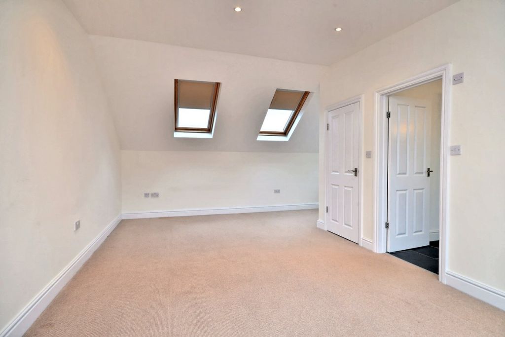 Property photo 2 of 9 Bedroom