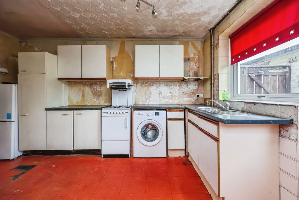 Property photo 3 of 17 Kitchen