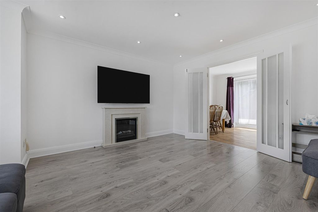 Property photo 3 of 46 Lounge