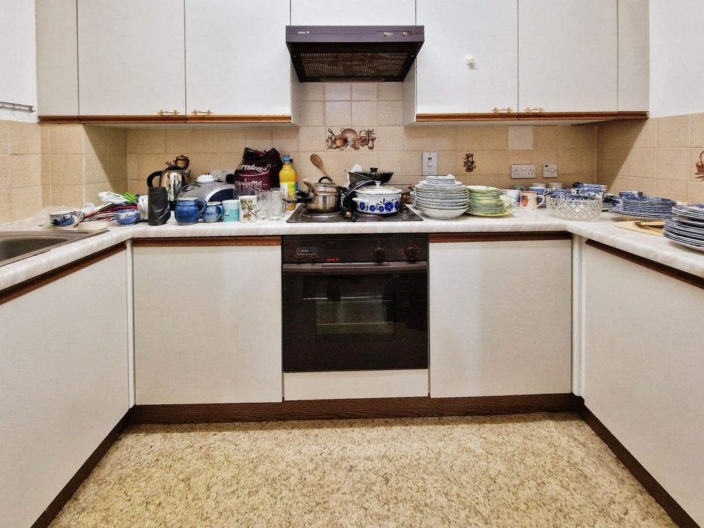 Property photo 3 of 8 Kitchen