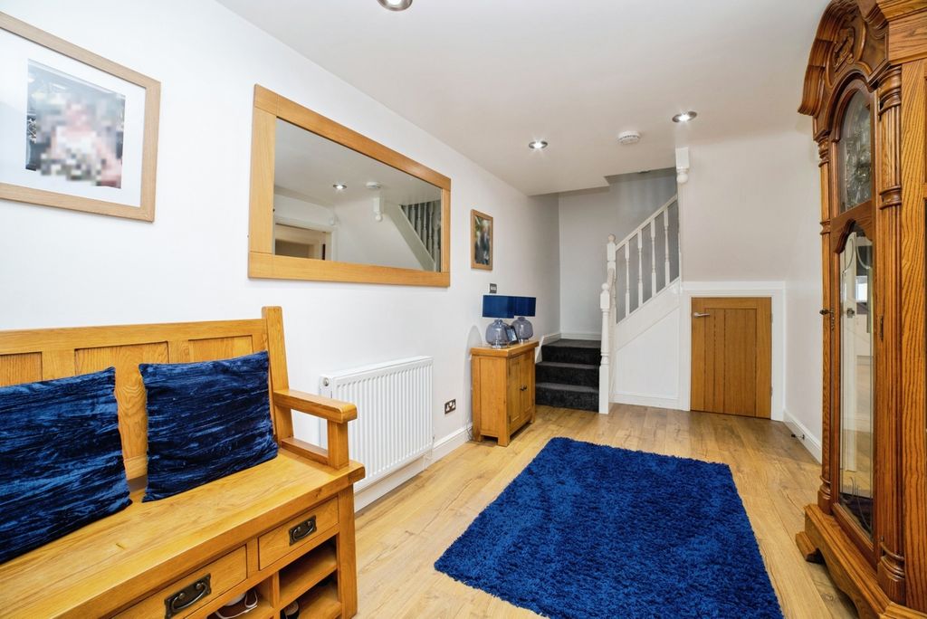 Property photo 3 of 26 Entrance Hall