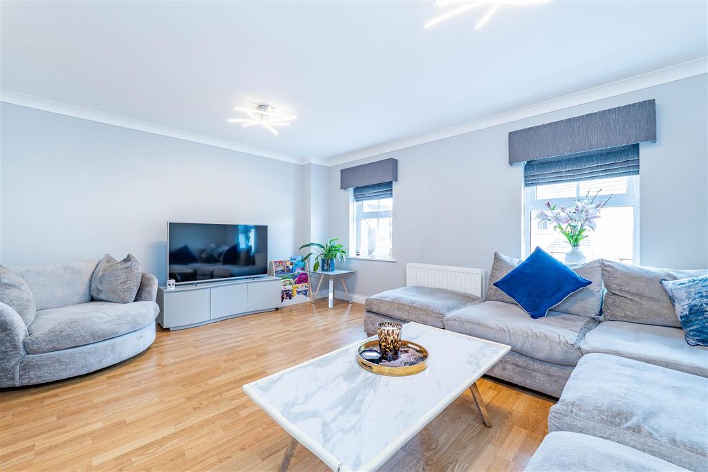 Property photo 2 of 30 Lounge