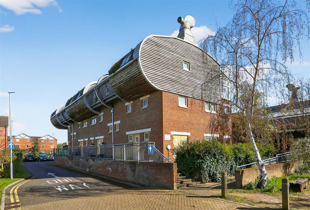 Property photo 1 of 26 1676490665 - 7 Helios Road, Sm7 - 2.Jpg