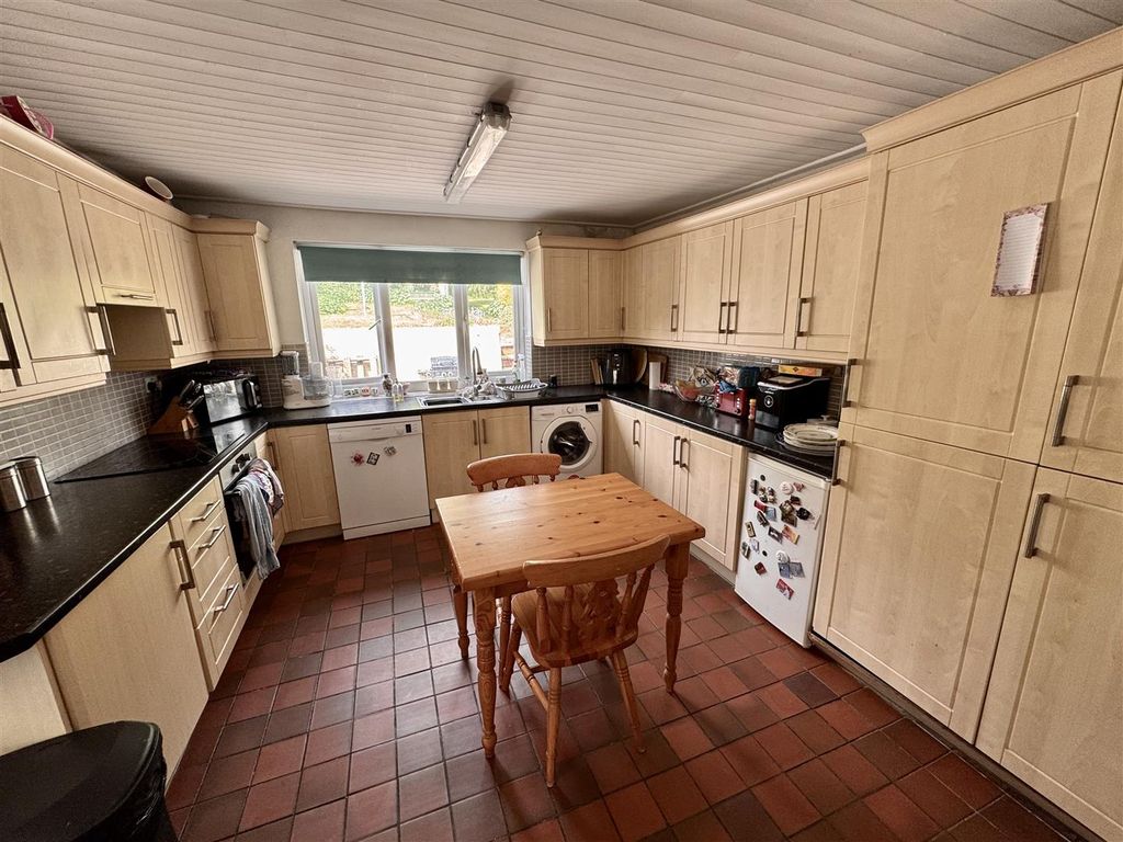 Property photo 3 of 17 Kitchen