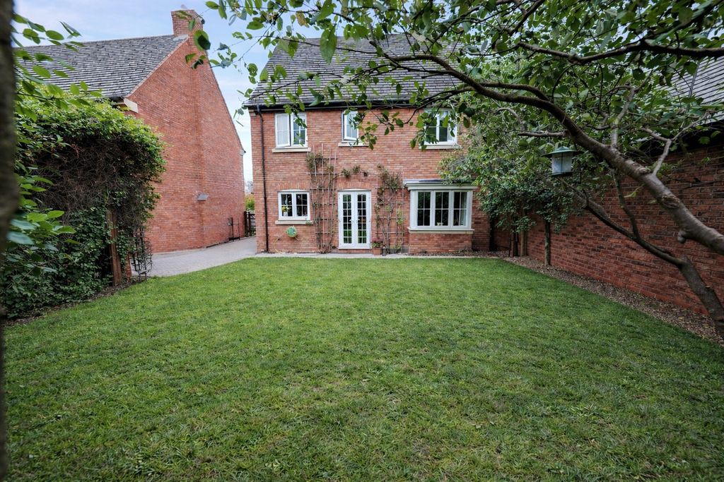 Property photo 2 of 27 Garden