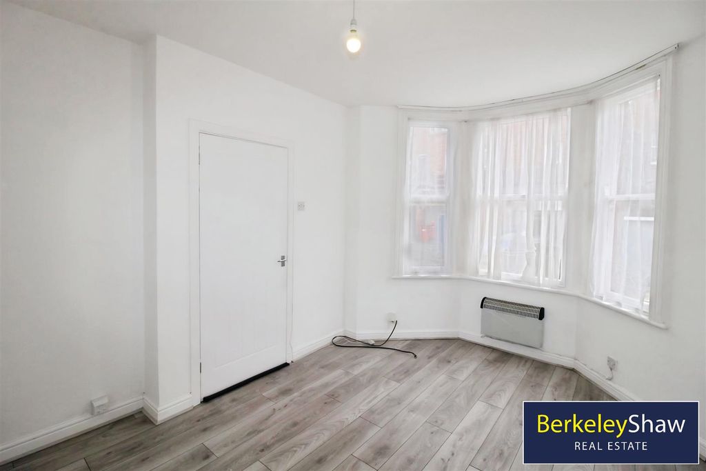 Property photo 3 of 9 Lounge