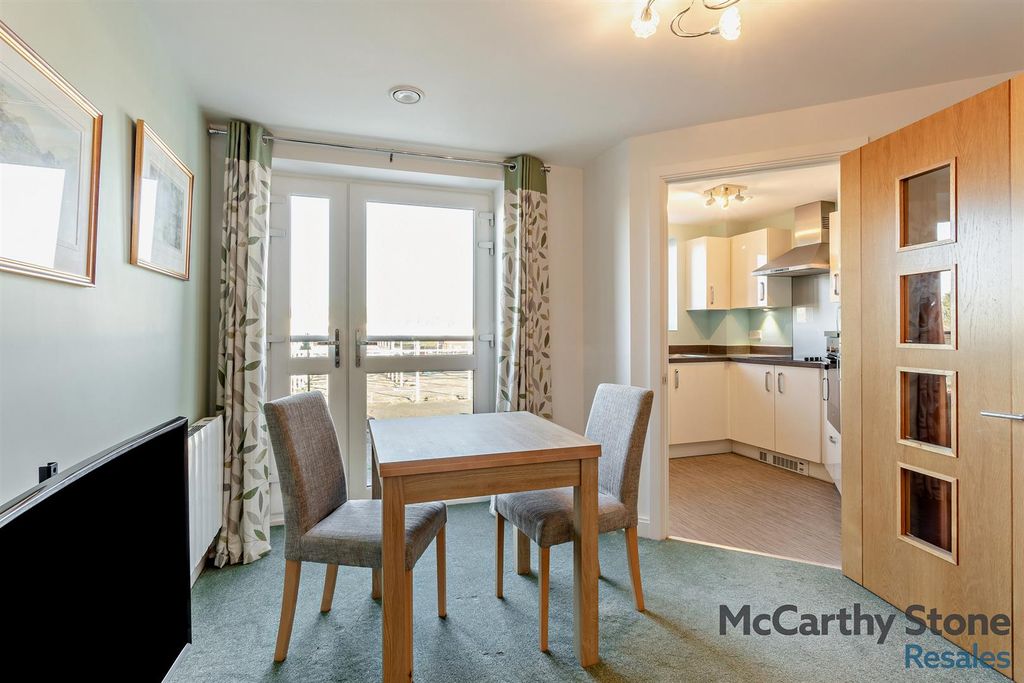 Property photo 3 of 21 8672199-Interior03-800.Jpg