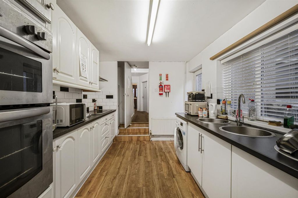 Property photo 3 of 10 Kitchen