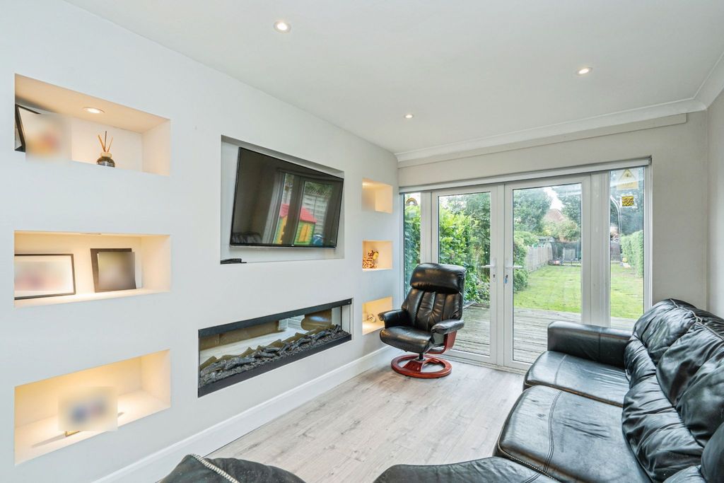 Property photo 3 of 19 Lounge