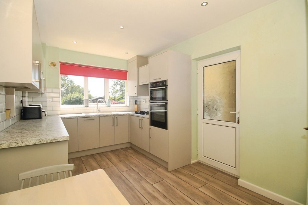 Property photo 3 of 17 Breakfast Kitchen