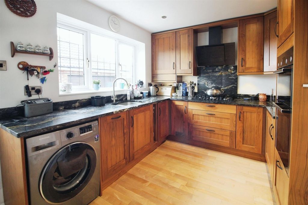 Property photo 3 of 20 Kitchen