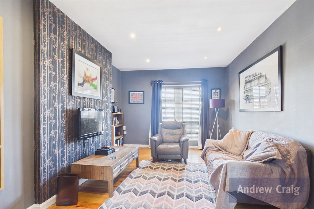 Property photo 2 of 15 Lounge