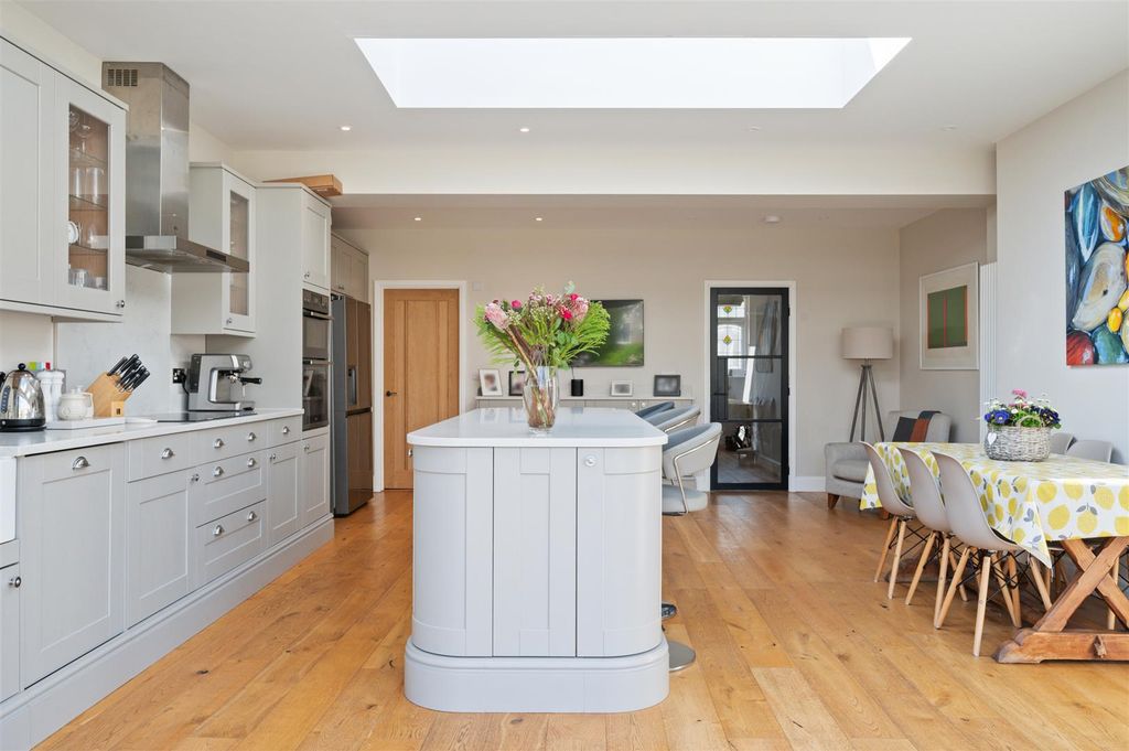 Property photo 1 of 18 Greenwood Close