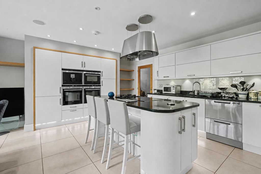Property photo 3 of 35 Dining Kitchen