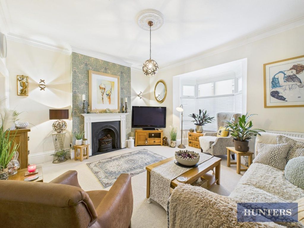 Property photo 1 of 17 Living Room