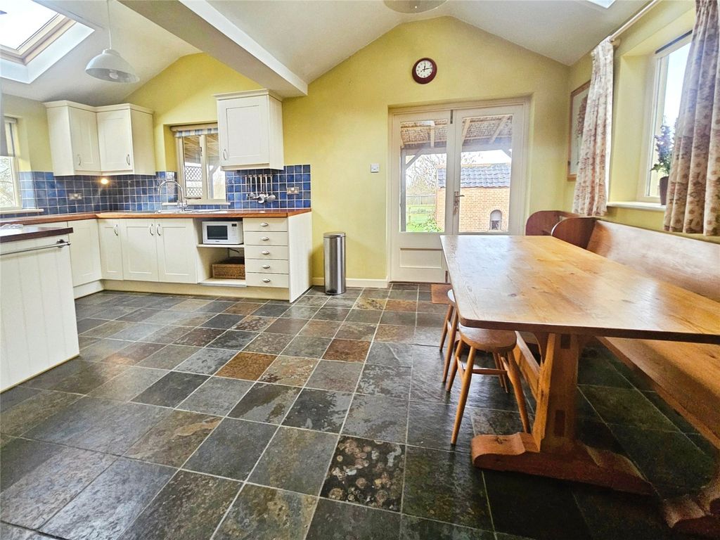 Property photo 2 of 28 Picture No. 11