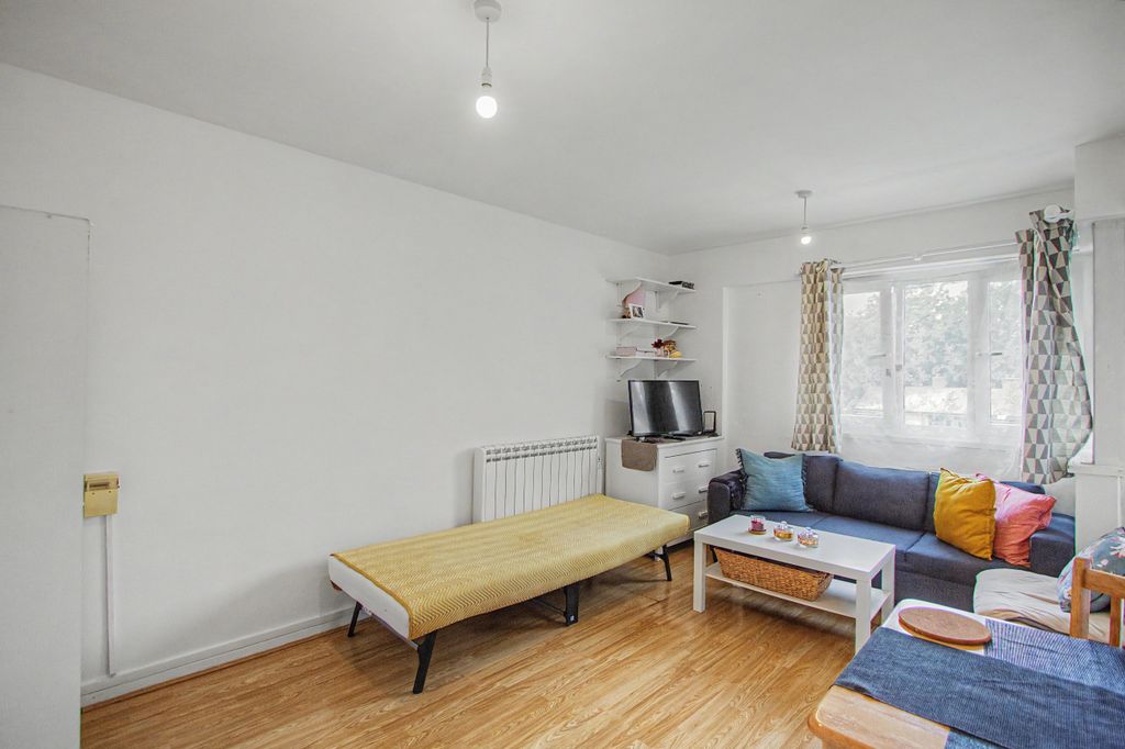 Property photo 2 of 10 9 Hazlewood Towers, Golborne Gardens, North Kensington, London W10 5DT