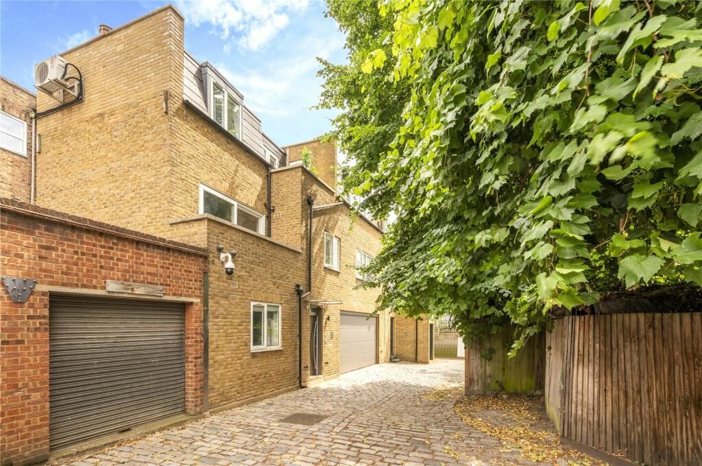 Property photo 1 of 16 4 Bedroom Mews House In Camden