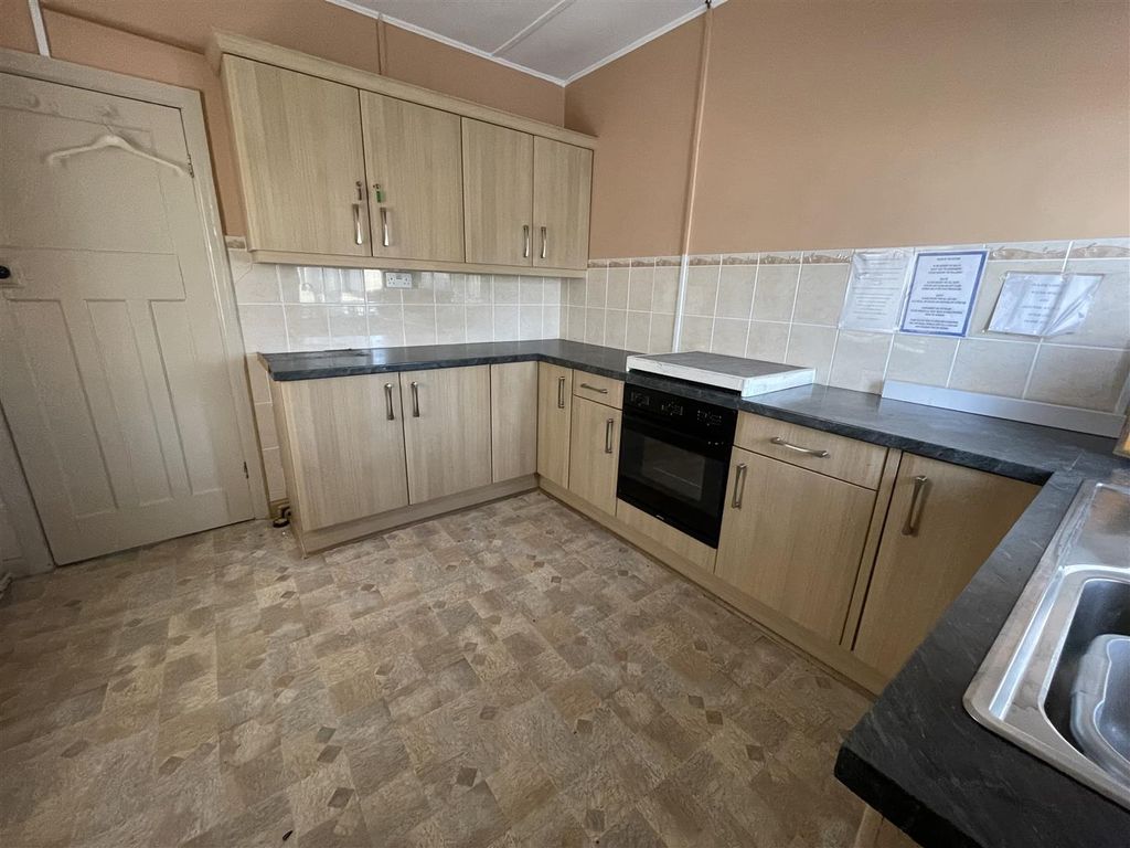Property photo 3 of 27 Kitchen