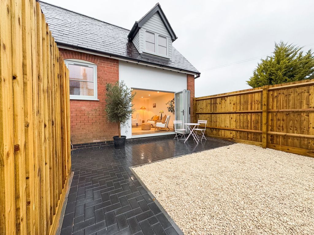 Property photo 2 of 28