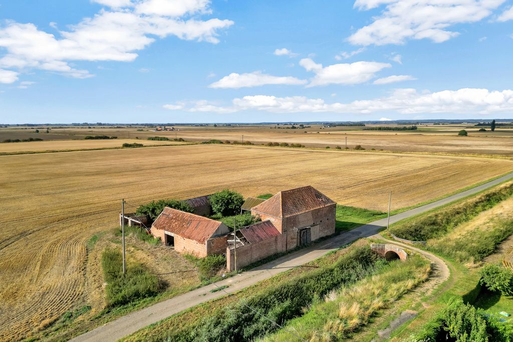 Property photo 1 of 12 Outbuildings