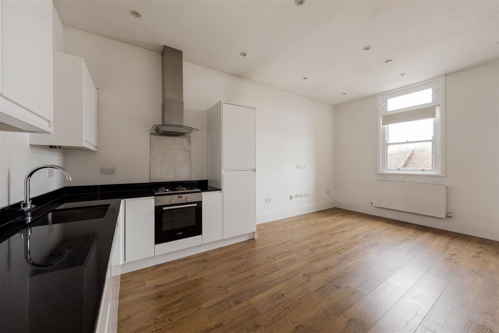 Property photo 3 of 23 Adalaide Road, E10