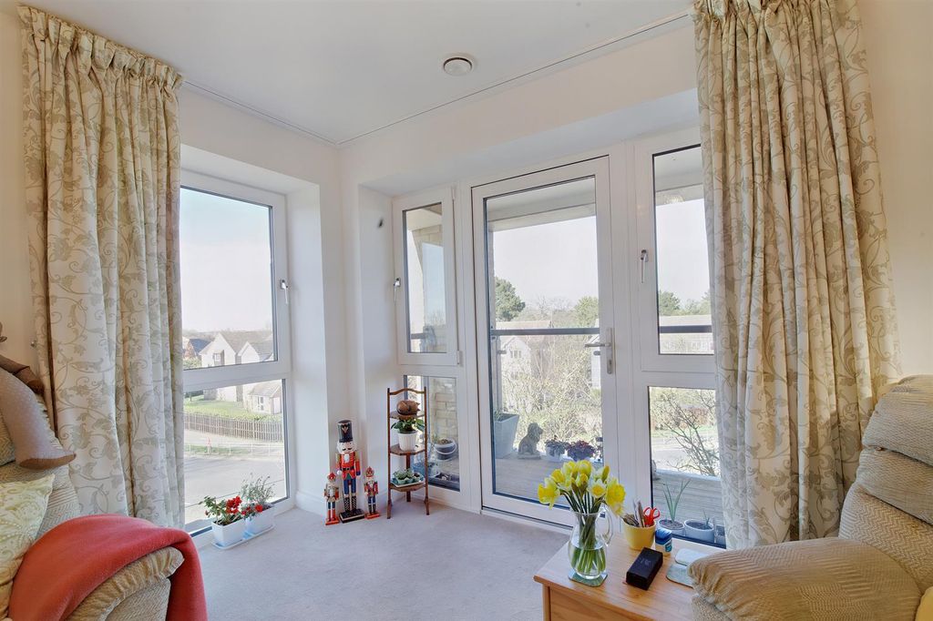 Property photo 3 of 17 8546028-Interior05-800.Jpg