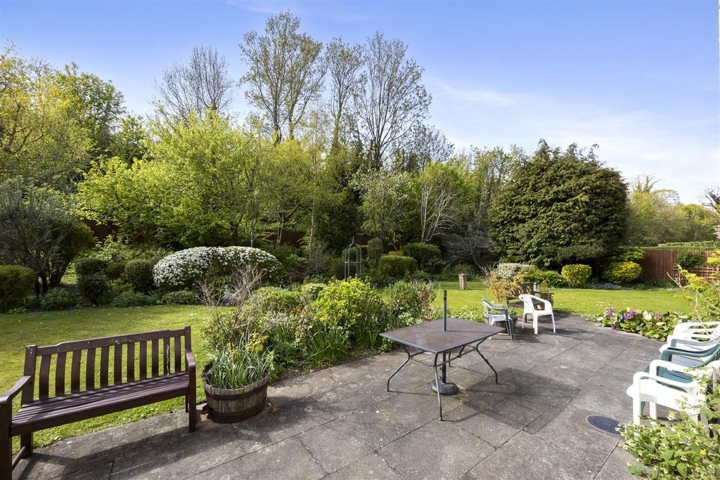 Property photo 3 of 13 Communal Gardens