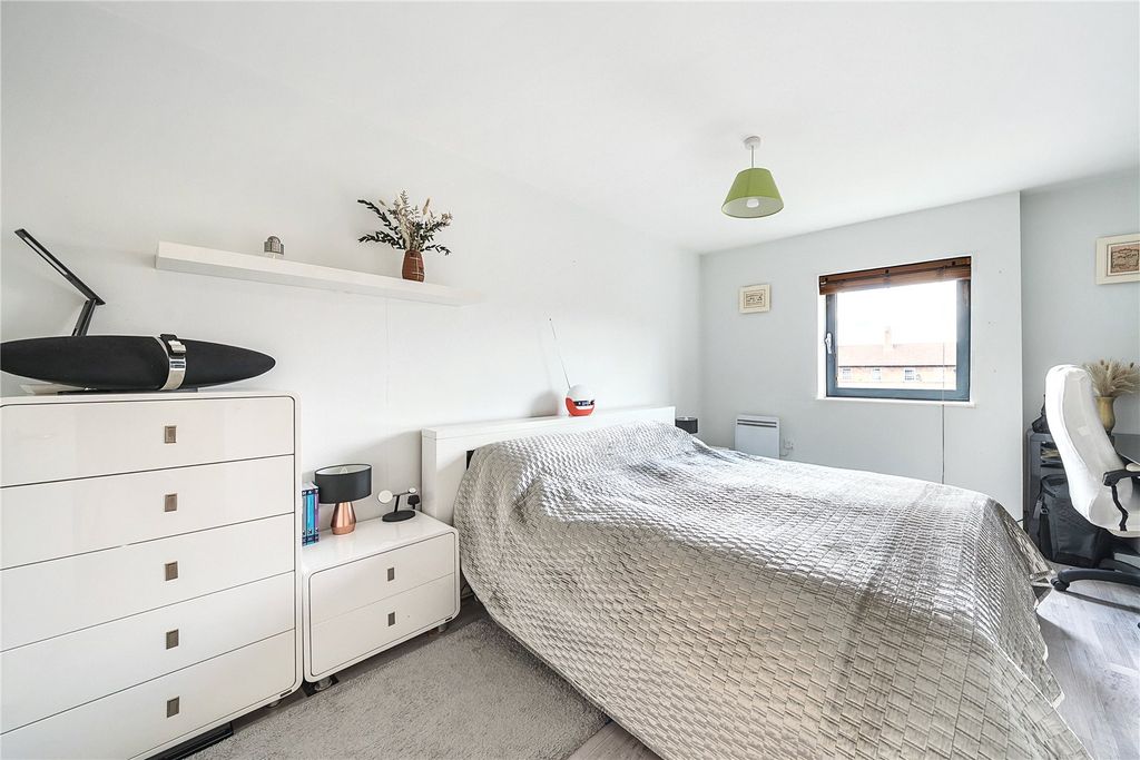 Property photo 3 of 16 Bedroom