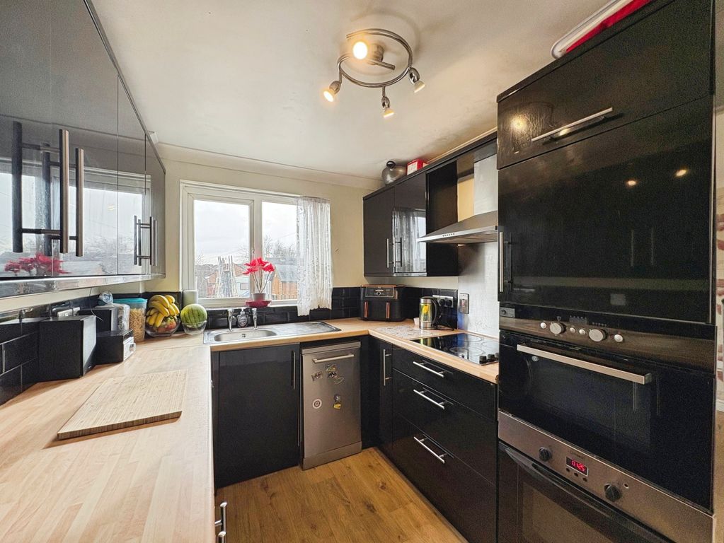 Property photo 3 of 20 Kitchen